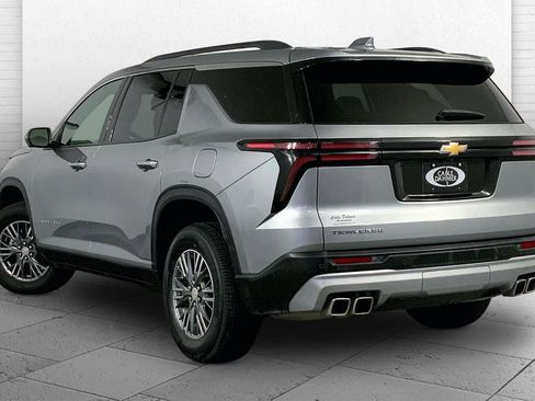 Used 2024 Chevrolet Traverse LT image 11