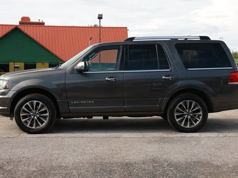 Used 2016 Lincoln Navigator Select RWD image 4