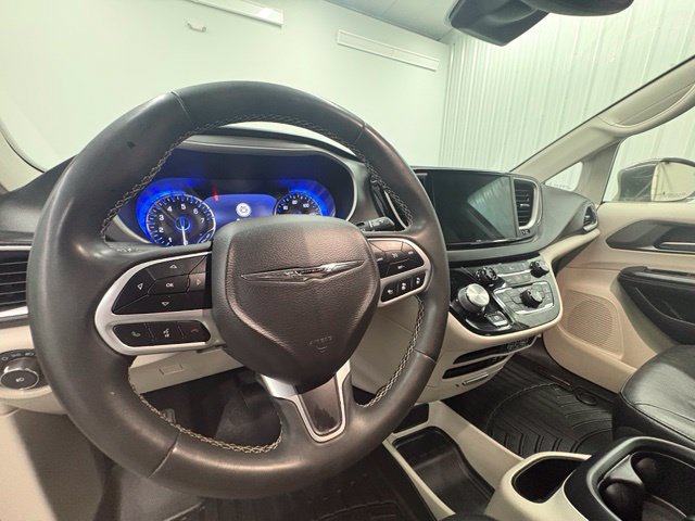 Used 2022 Chrysler Pacifica Touring-L FWD image 21