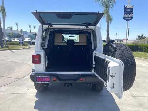 Used 2018 Jeep Wrangler Unlimited Sahara AWD/4WD image 26