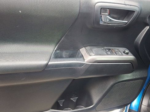 Used 2018 Toyota Tacoma TRD Sport image 14