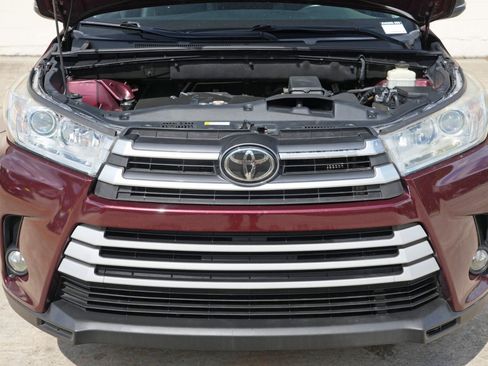 Used 2018 Toyota Highlander Plus AWD/4WD image 7