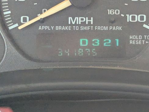 Used 2002 Chevrolet Silverado 2500 LS w/ Off-Road Skid Plate Pkg AWD/4WD image 2