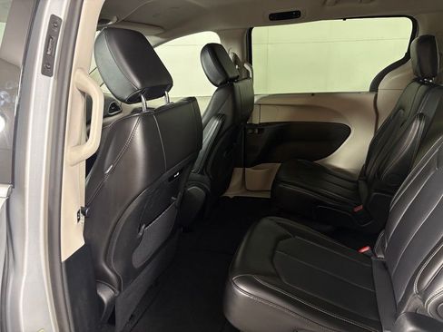 Used 2024 Chrysler Pacifica Touring-L FWD image 37