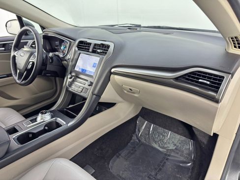 Used 2017 Ford Fusion SE w/ Fusion SE Technology Package image 14