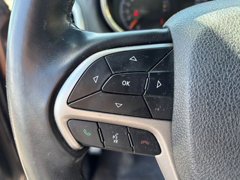 Used 2018 Jeep Grand Cherokee Laredo AWD/4WD image 22