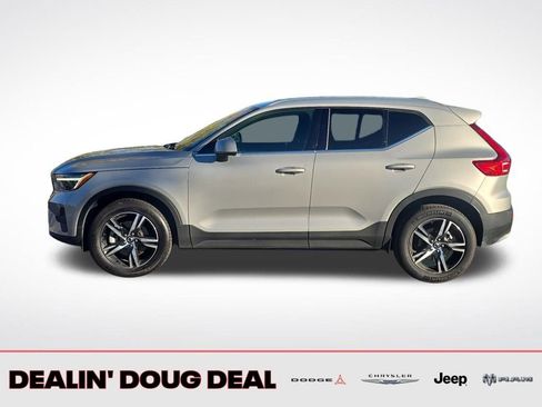Used 2025 Volvo XC40 B5 Core image 3