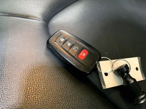 Used 2022 Toyota Highlander XLE image 11