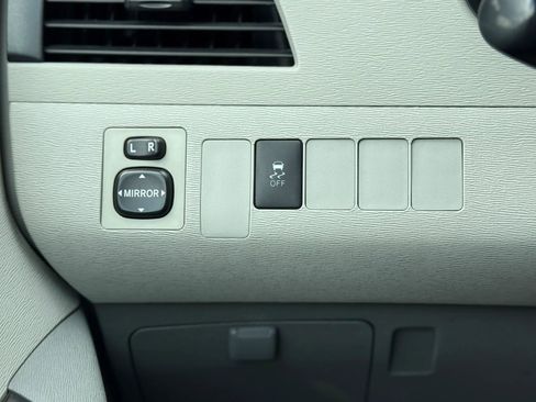 Used 2013 Toyota Sienna L FWD image 18