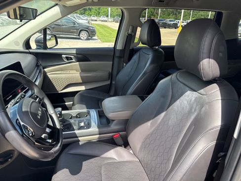 Used 2025 Kia Carnival FWD image 12