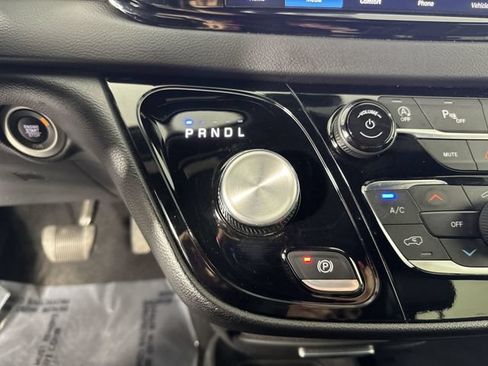 Used 2025 Chrysler Pacifica Select FWD image 17
