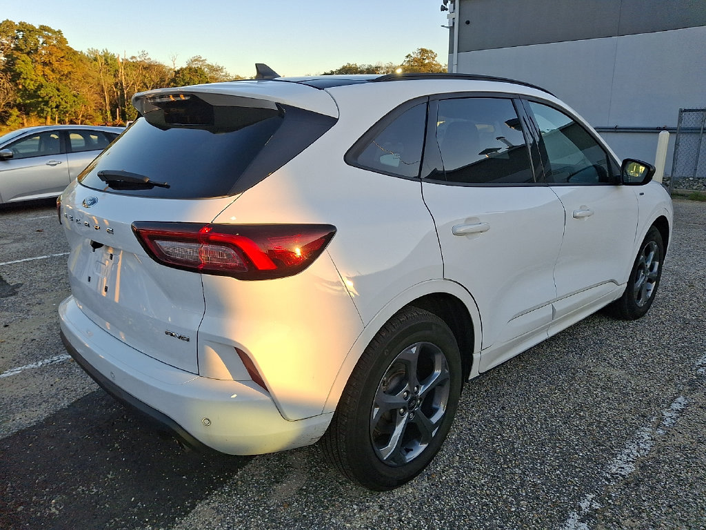 Used 2023 Ford Escape ST-Line w/ Tech Pack #1 AWD/4WD image 4