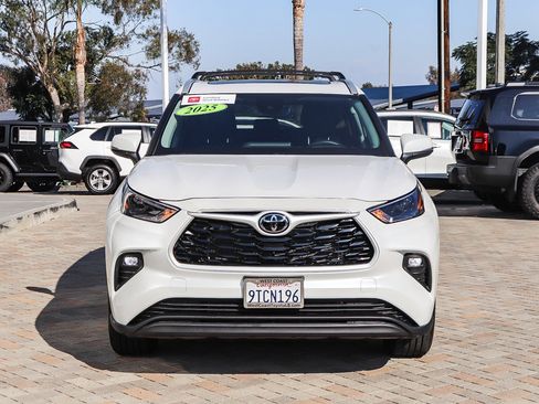 Used 2025 Toyota Highlander XLE image 2