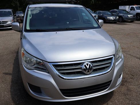 Used 2010 Volkswagen Routan SE FWD image 2