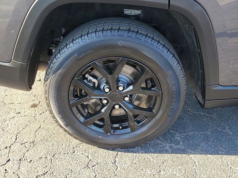 Used 2024 Jeep Grand Cherokee L Laredo image 7