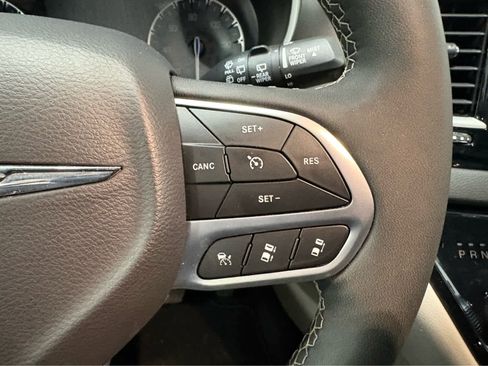 Used 2024 Chrysler Pacifica Touring-L FWD image 20