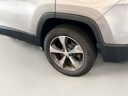 Used 2019 Jeep Cherokee Limited image 29