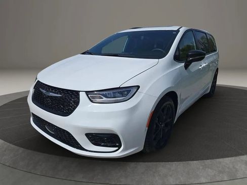 Used 2024 Chrysler Pacifica Limited w/ Uconnect Theater Family Group FWD image 1