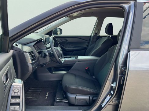 Used 2025 Nissan Rogue S FWD image 9
