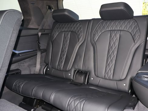 Used 2025 BMW X7 M60i w/ Climate Comfort Package AWD/4WD image 17