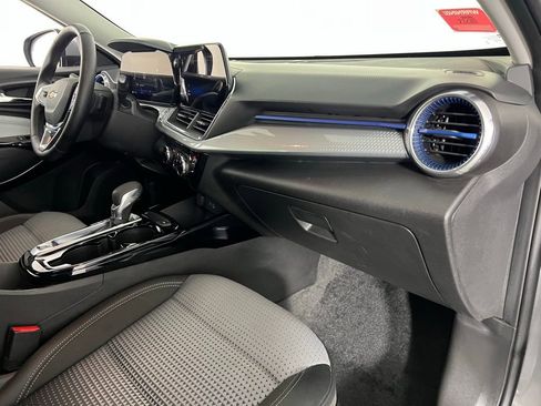 Used 2025 Chevrolet Trax LT w/ LT Convenience Package image 31