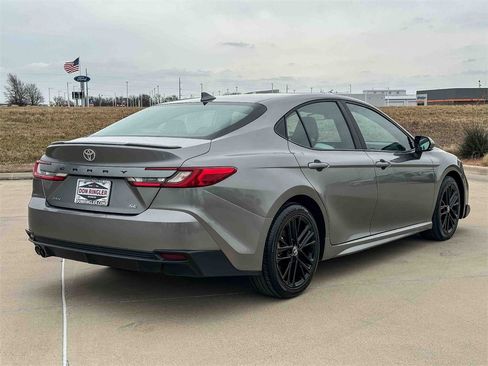 Used 2025 Toyota Camry SE image 3