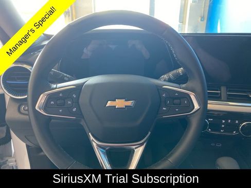 Used 2025 Chevrolet Trax LT w/ LT Convenience Package FWD image 6
