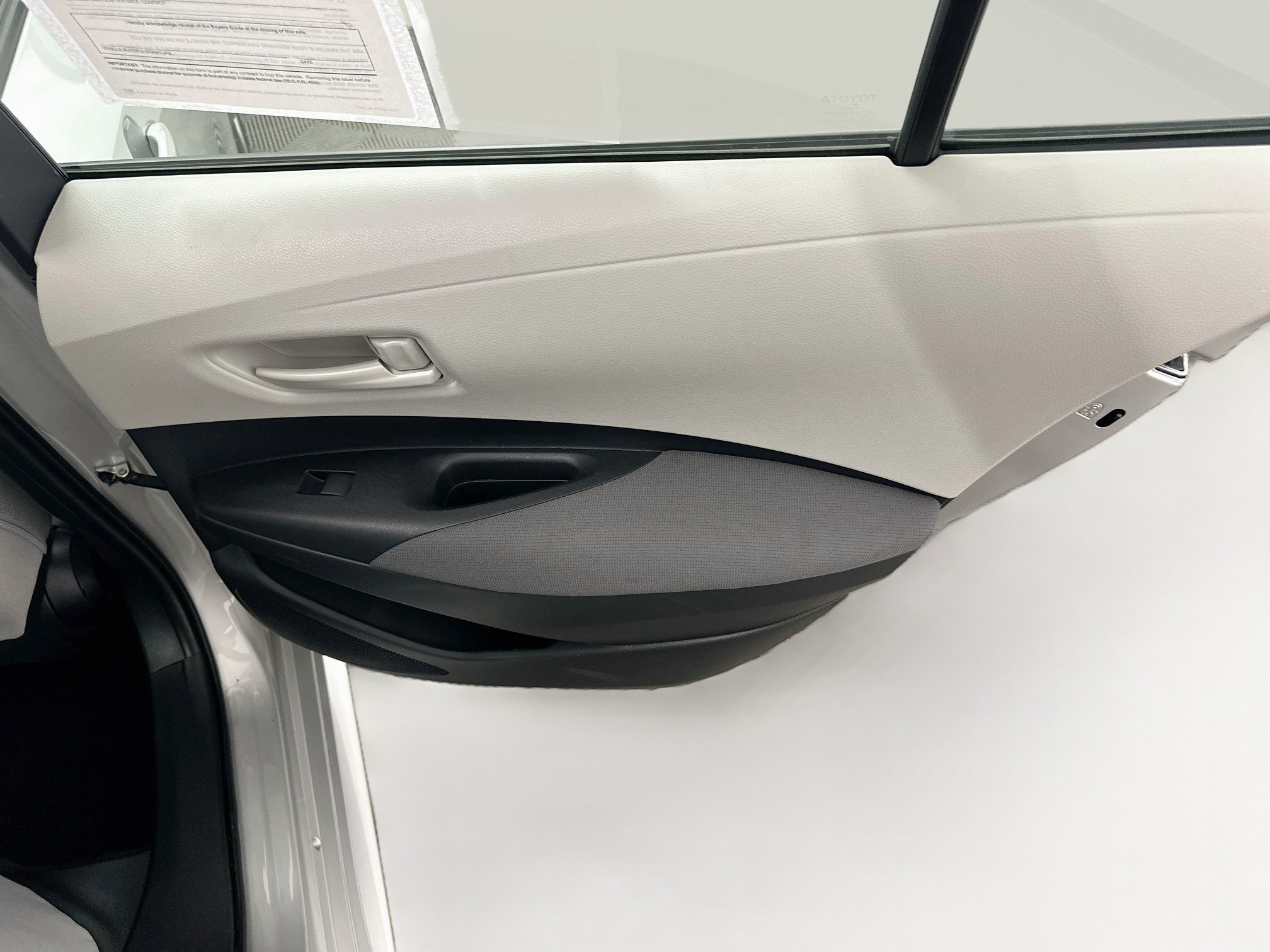 Used 2025 Toyota Corolla LE FWD image 30