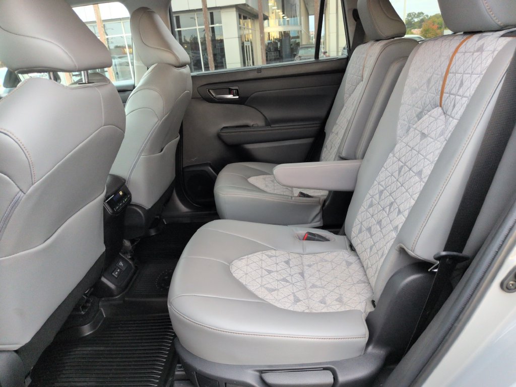 Used 2023 Toyota Highlander Bronze Edition AWD/4WD image 25
