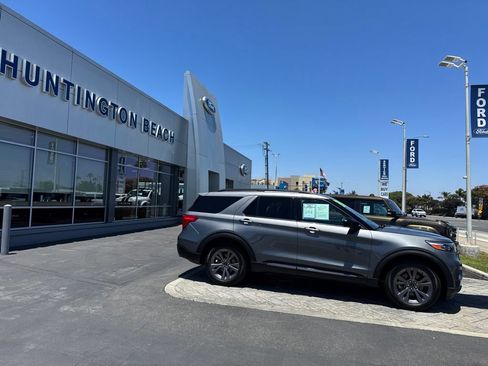 Used 2024 Ford Explorer XLT w/ Equipment Group 202A RWD image 3