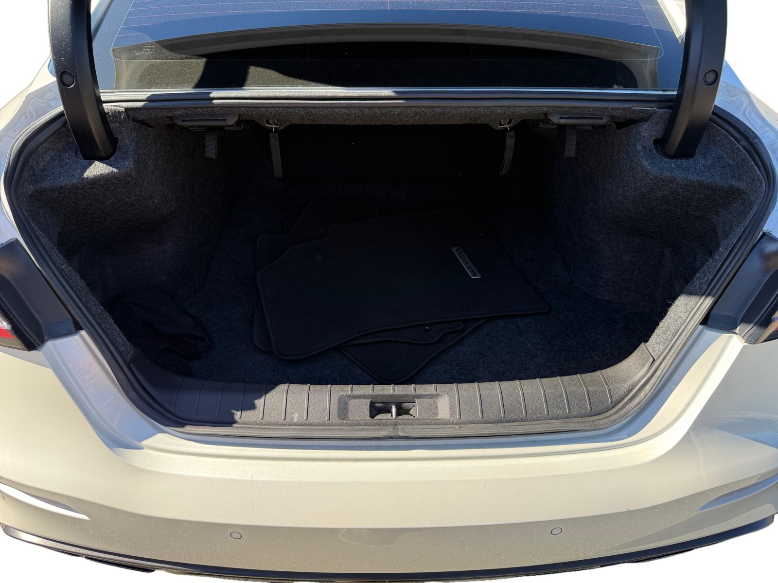 Used 2023 Nissan Maxima SR w/ Sport Mat Group FWD image 17