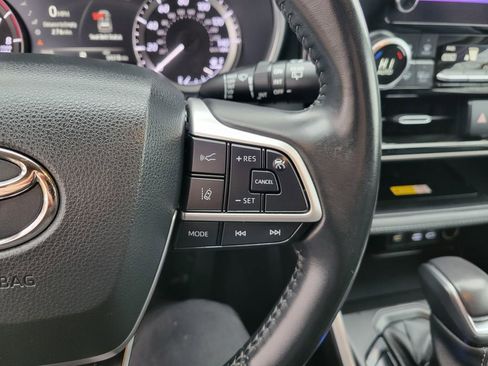 Used 2023 Toyota Highlander XLE image 35