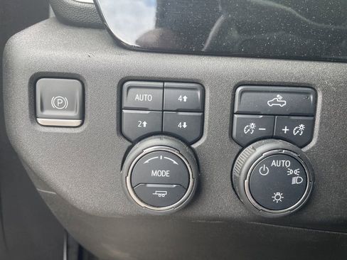 Used 2022 Chevrolet Silverado 1500 LT AWD/4WD image 16