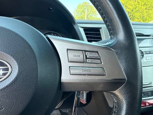 Used 2011 Subaru Outback 2.5i Limited AWD/4WD image 8