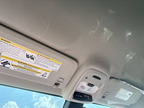 Certified 2024 Buick Encore GX Avenir FWD image 25