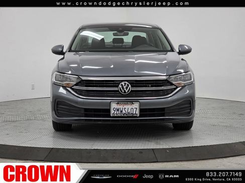 Used 2024 Volkswagen Jetta SE FWD image 2