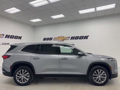 Used 2025 Buick Enclave Preferred image 4