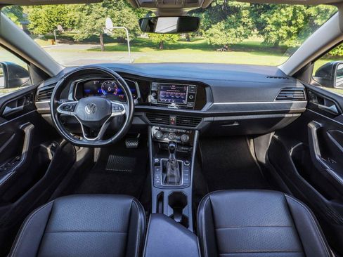 Used 2024 Volkswagen Jetta SE FWD image 2