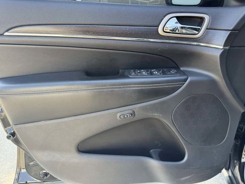 Used 2017 Jeep Grand Cherokee Limited image 14