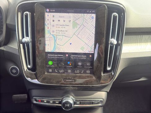 Used 2025 Volvo XC40 B5 Plus image 16