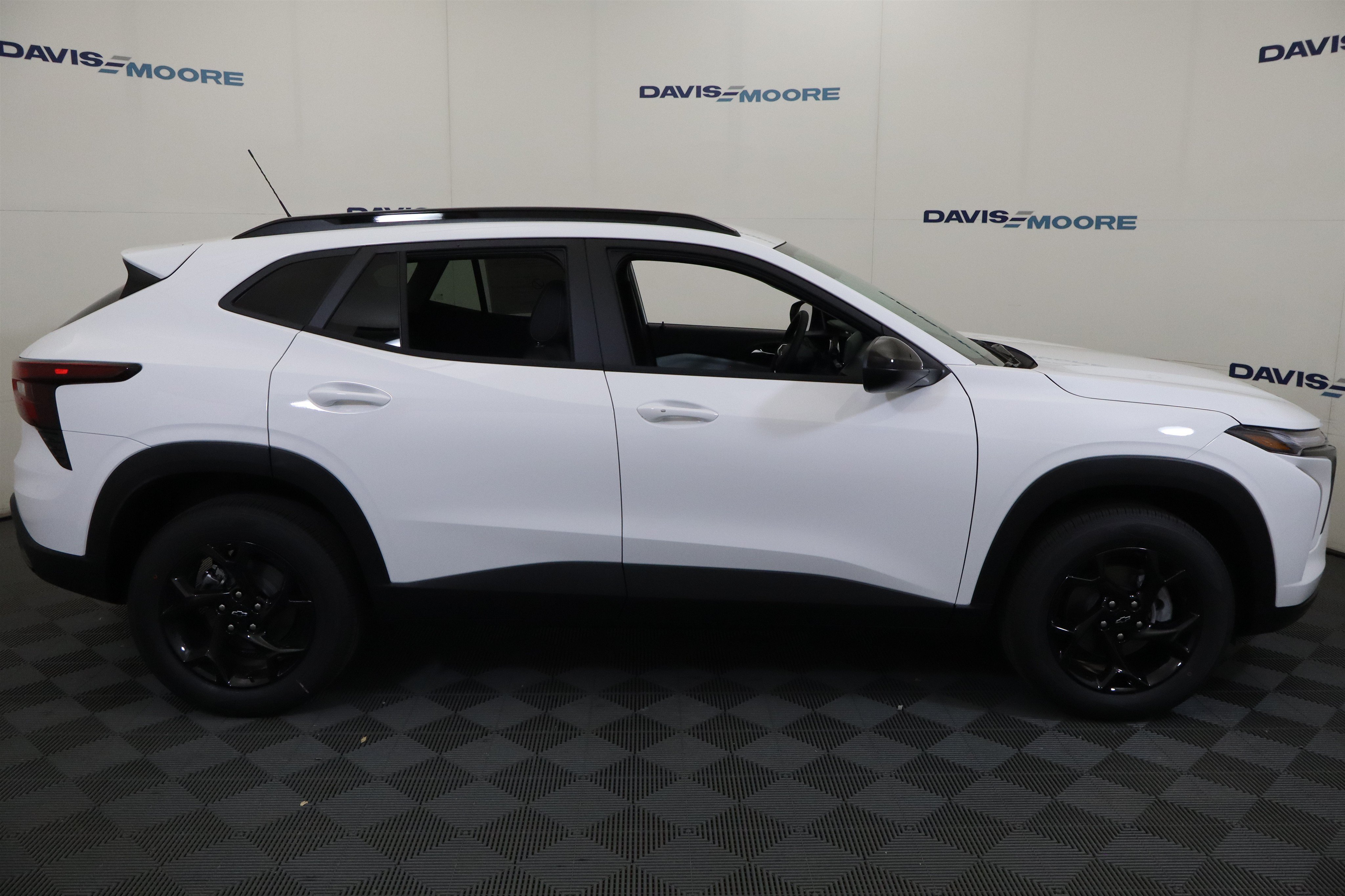 New 2026 Chevrolet Trax LT w/ Midnight Edition FWD image 5