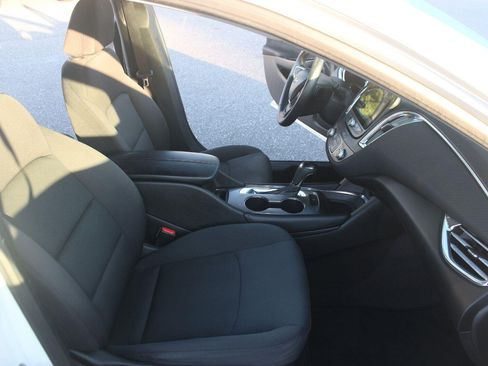 Used 2017 Chevrolet Malibu LT FWD image 30