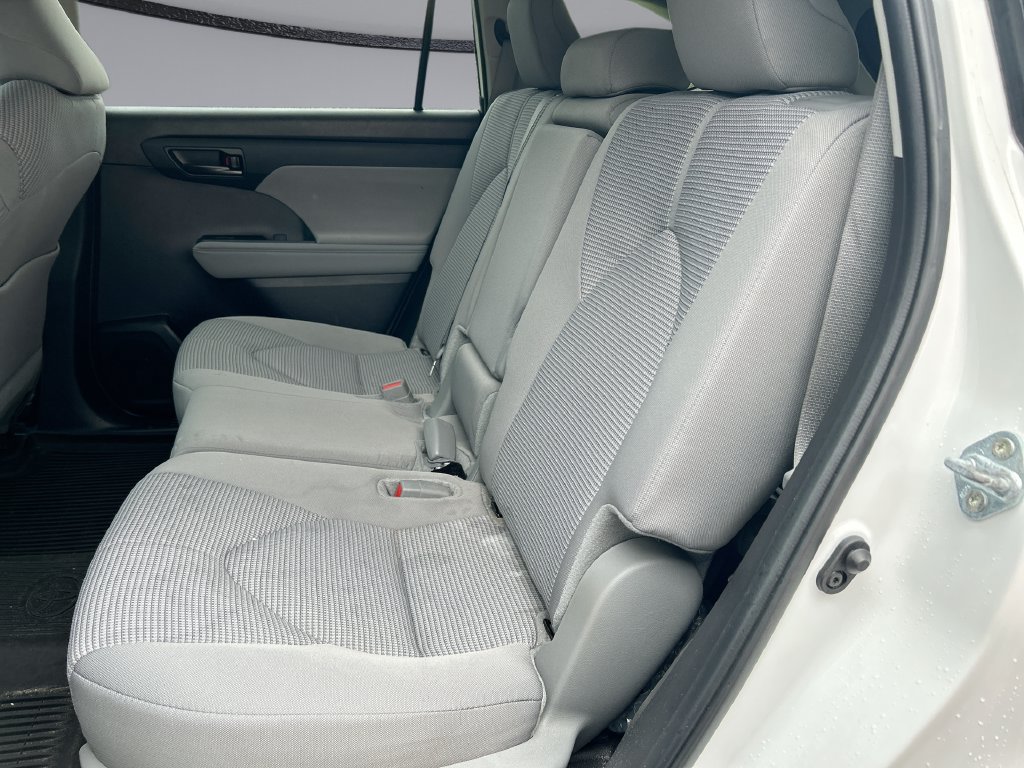 Used 2024 Toyota Highlander LE FWD image 28