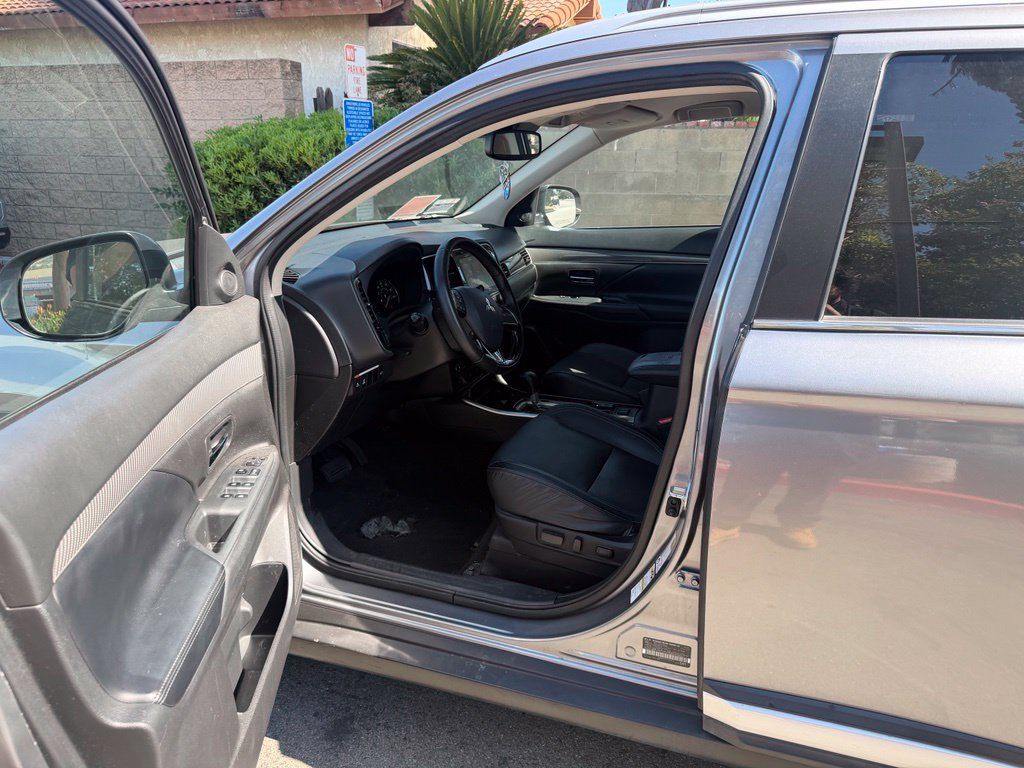 Used 2020 Mitsubishi Outlander SE FWD image 19