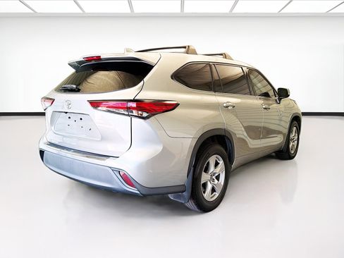 Used 2021 Toyota Highlander L FWD image 4