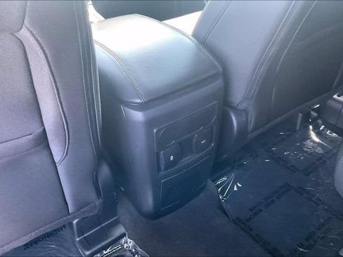 Certified 2024 Ford Explorer XLT RWD image 33