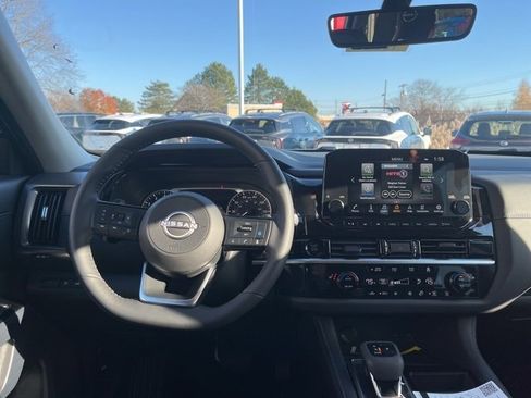 New 2025 Nissan Pathfinder SL w/ Black Appearance Package image 16
