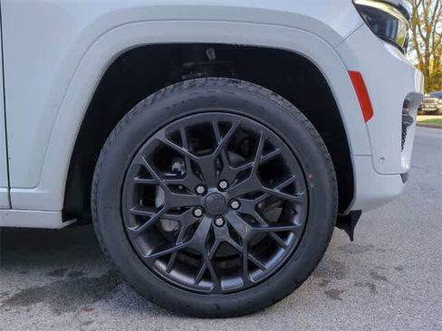 New 2025 Jeep Grand Cherokee Summit image 14