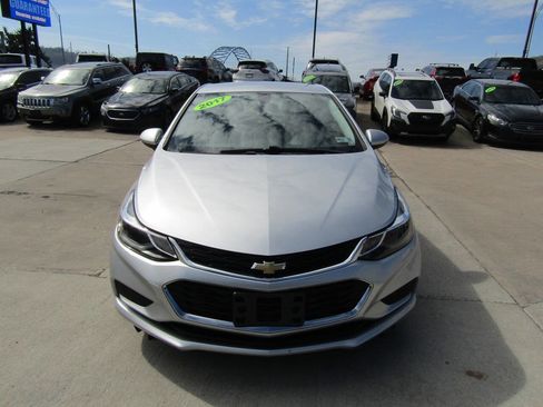 Used 2017 Chevrolet Cruze LT image 4