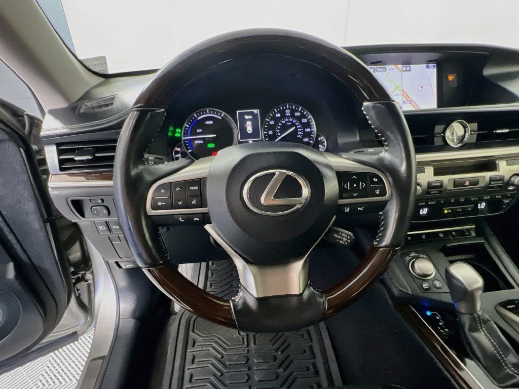 Used 2016 Lexus ES 300h w/ Luxury Package w/Wood Trim FWD image 11
